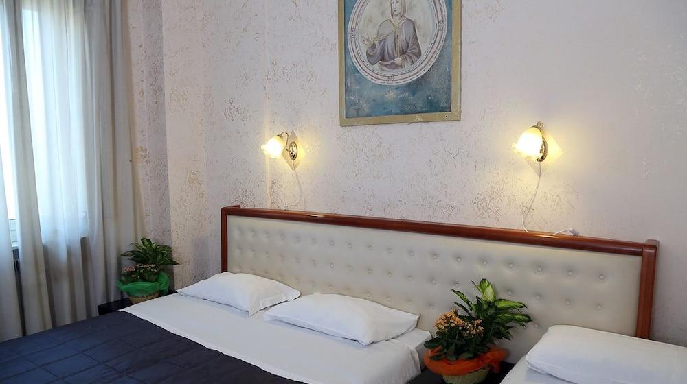 Roma Room Hotel Екстер'єр фото