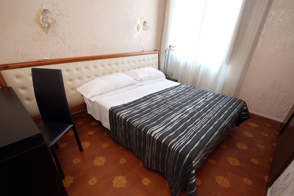 Roma Room Hotel Екстер'єр фото