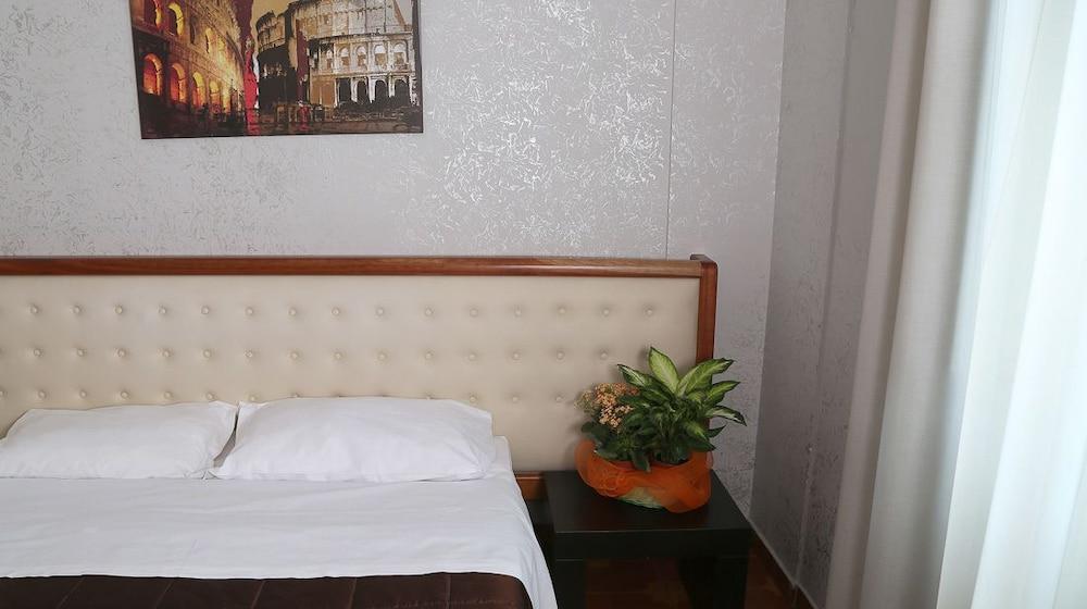 Roma Room Hotel Екстер'єр фото